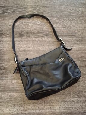 Aigner Black Women's Shoulder Bag - Classic Everyday Style